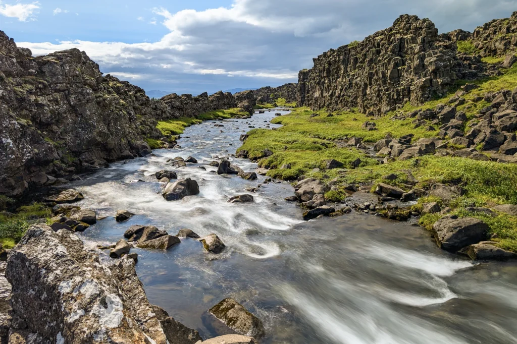 Río Öxará atravesando la falla tectónica del Parque Nacional Thingvellir en Islandia.