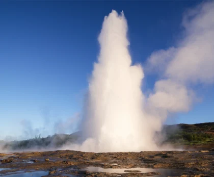 Erupción del géiser Strokkur con columna de agua alta en Islandia