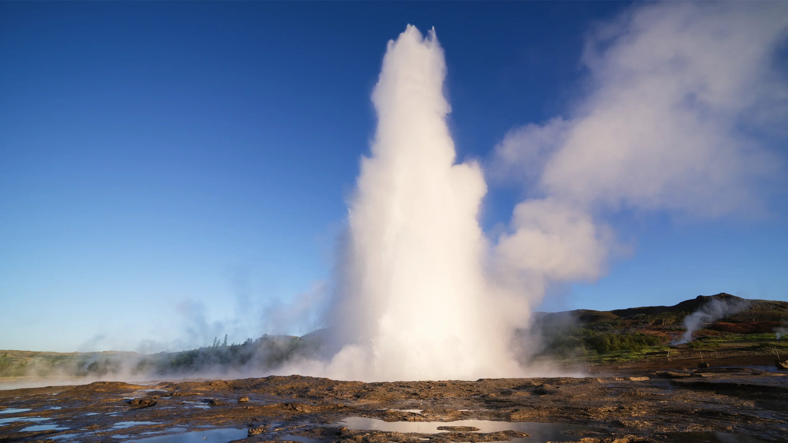 Erupción del géiser Strokkur con columna de agua alta en Islandia