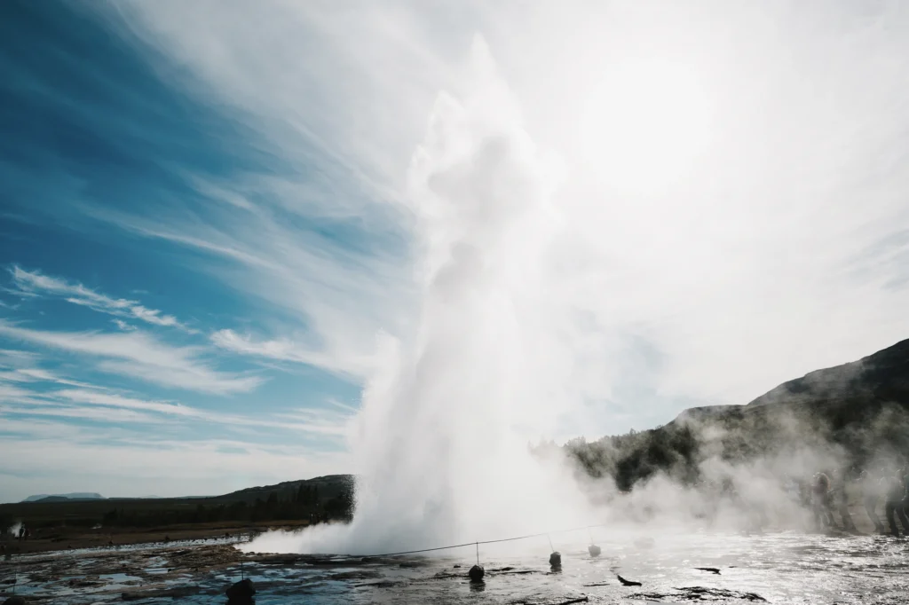 Erupción del géiser Strokkur con vapor y agua a presión en Islandia