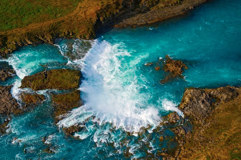 Vista aérea de la cascada Goðafoss y río Skjálfandafljót en Islandia