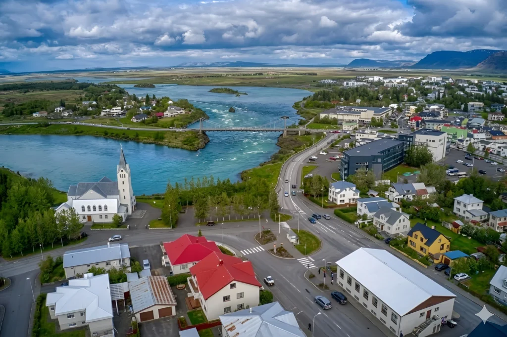 Vista aérea de Selfoss con el río Ölfusá, el puente colgante y la iglesia de Selfoss en el sur de Islandia.