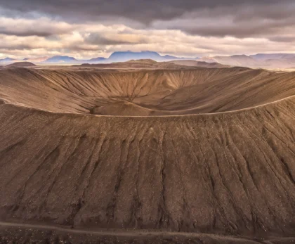 Vista aérea del volcán Hverfjall en el área del lago Mývatn, uno de los cráteres volcánicos más impresionantes del norte de Islandia.