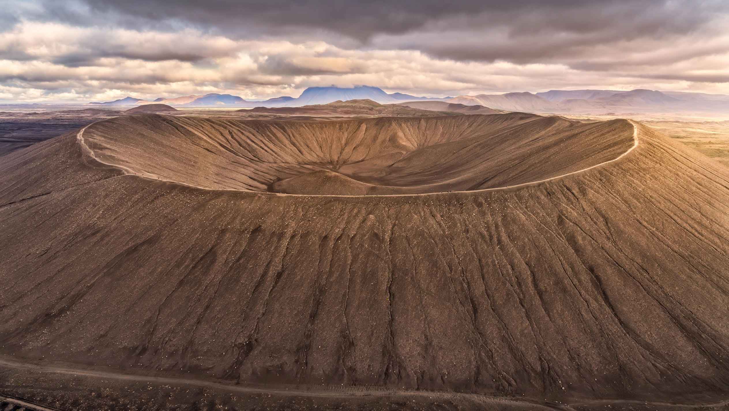 Vista aérea del volcán Hverfjall en el área del lago Mývatn, uno de los cráteres volcánicos más impresionantes del norte de Islandia.