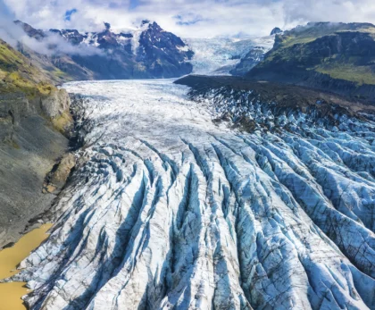 Glaciar Vatnajökull en Islandia con formaciones de hielo azul, grietas profundas y paisaje volcánico en el Parque Nacional Vatnajökull
