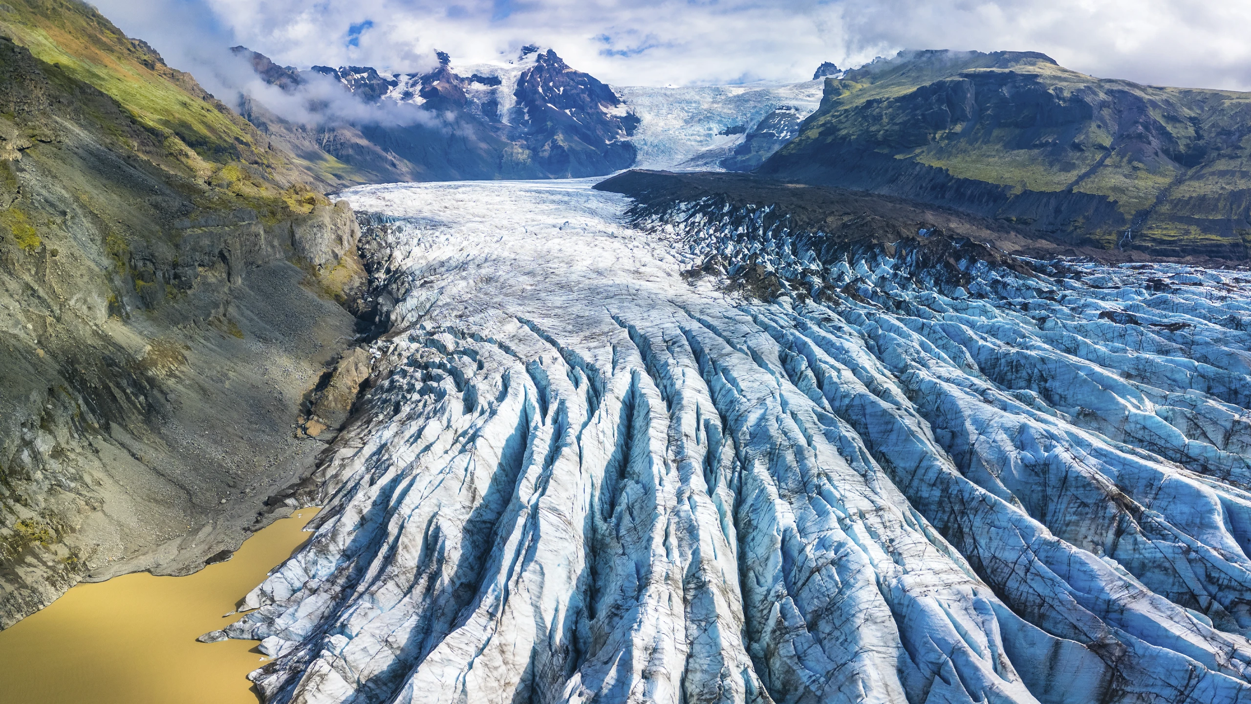 Glaciar Vatnajökull en Islandia con formaciones de hielo azul, grietas profundas y paisaje volcánico en el Parque Nacional Vatnajökull
