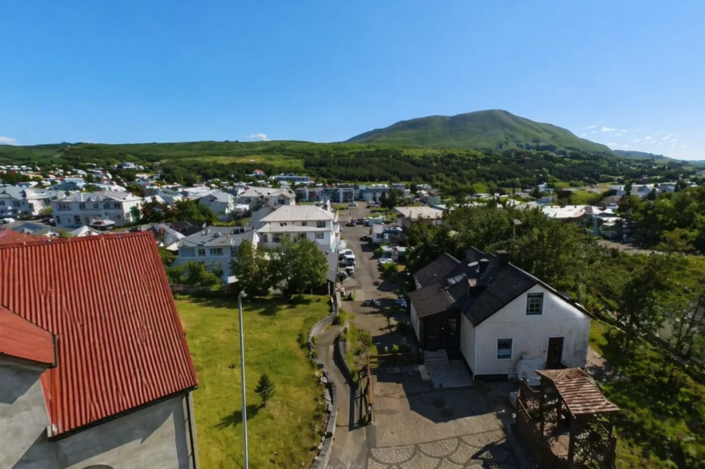 Vista panorámica de Húsavík con casas y montaña al fondo en Islandia