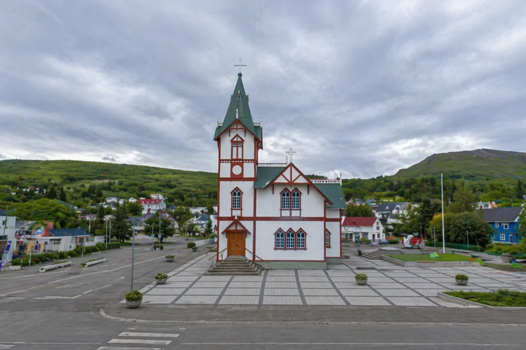 Iglesia de Húsavík de madera con fachada blanca y roja en Islandia