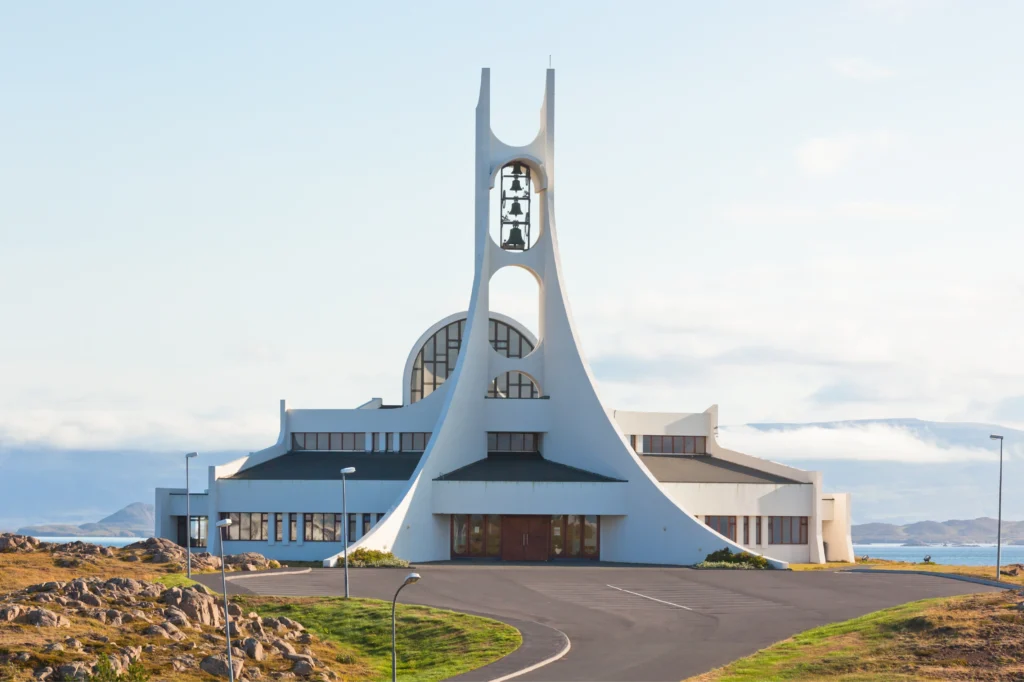 Iglesia moderna de Stykkishólmur en Islandia con arquitectura blanca y campanario