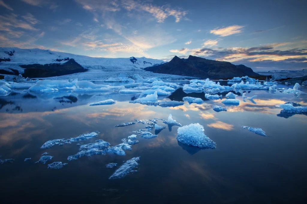 Icebergs flotando en la laguna glaciar Jökulsárlón al atardecer en Islandia