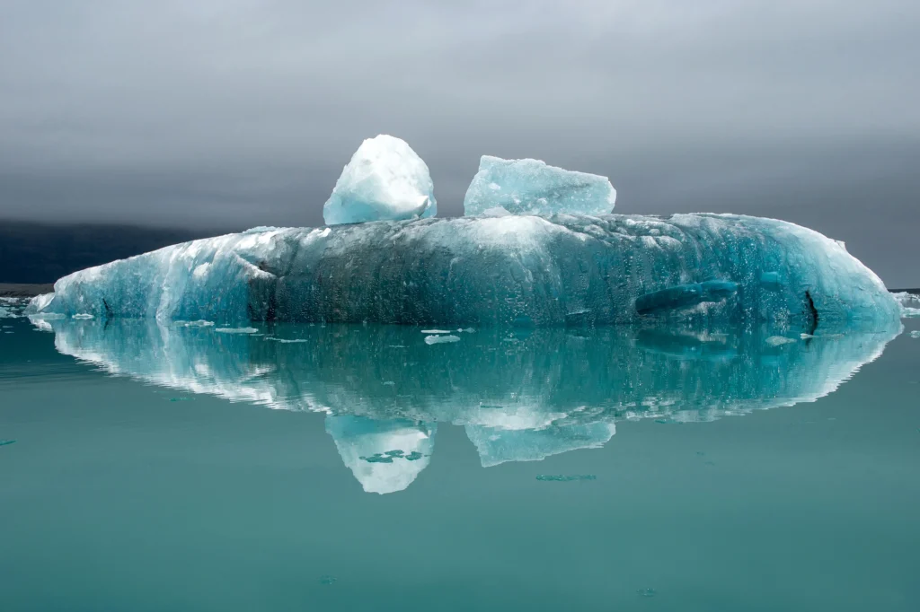 Iceberg azul reflejado en la laguna glaciar Jökulsárlón en Islandia