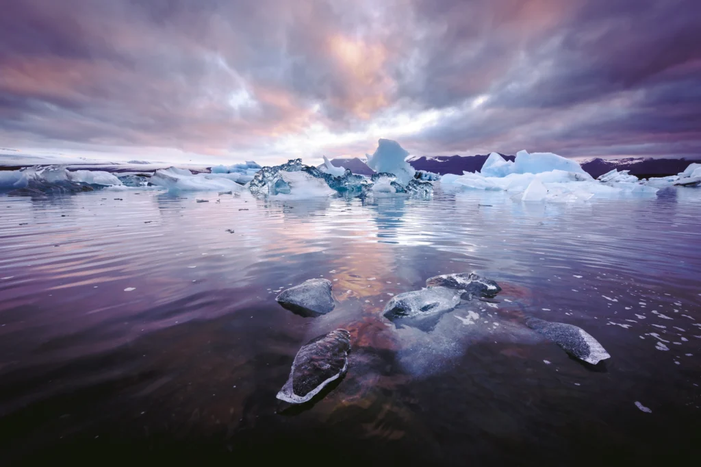 Icebergs en la laguna glaciar Jökulsárlón con reflejos del atardecer en Islandia
