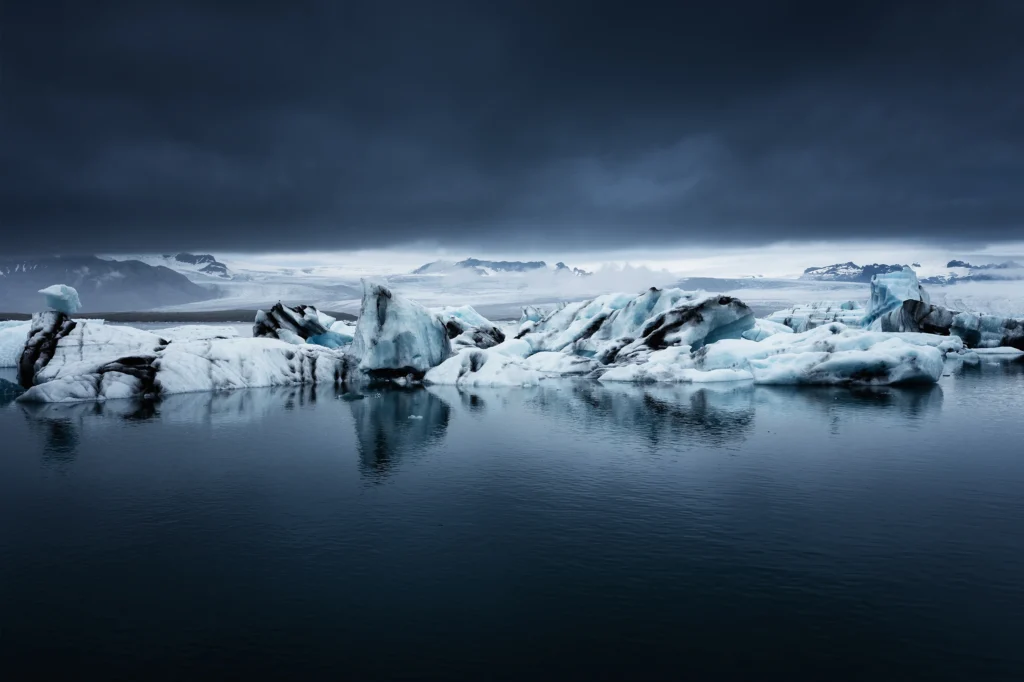 Icebergs en la laguna glaciar Jökulsárlón con cielo nublado dramático en Islandia