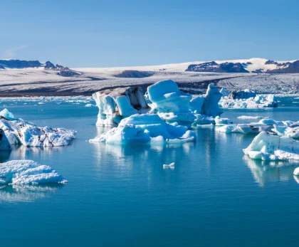 Icebergs flotando en la laguna glaciar Jökulsárlón con glaciar al fondo en Islandia