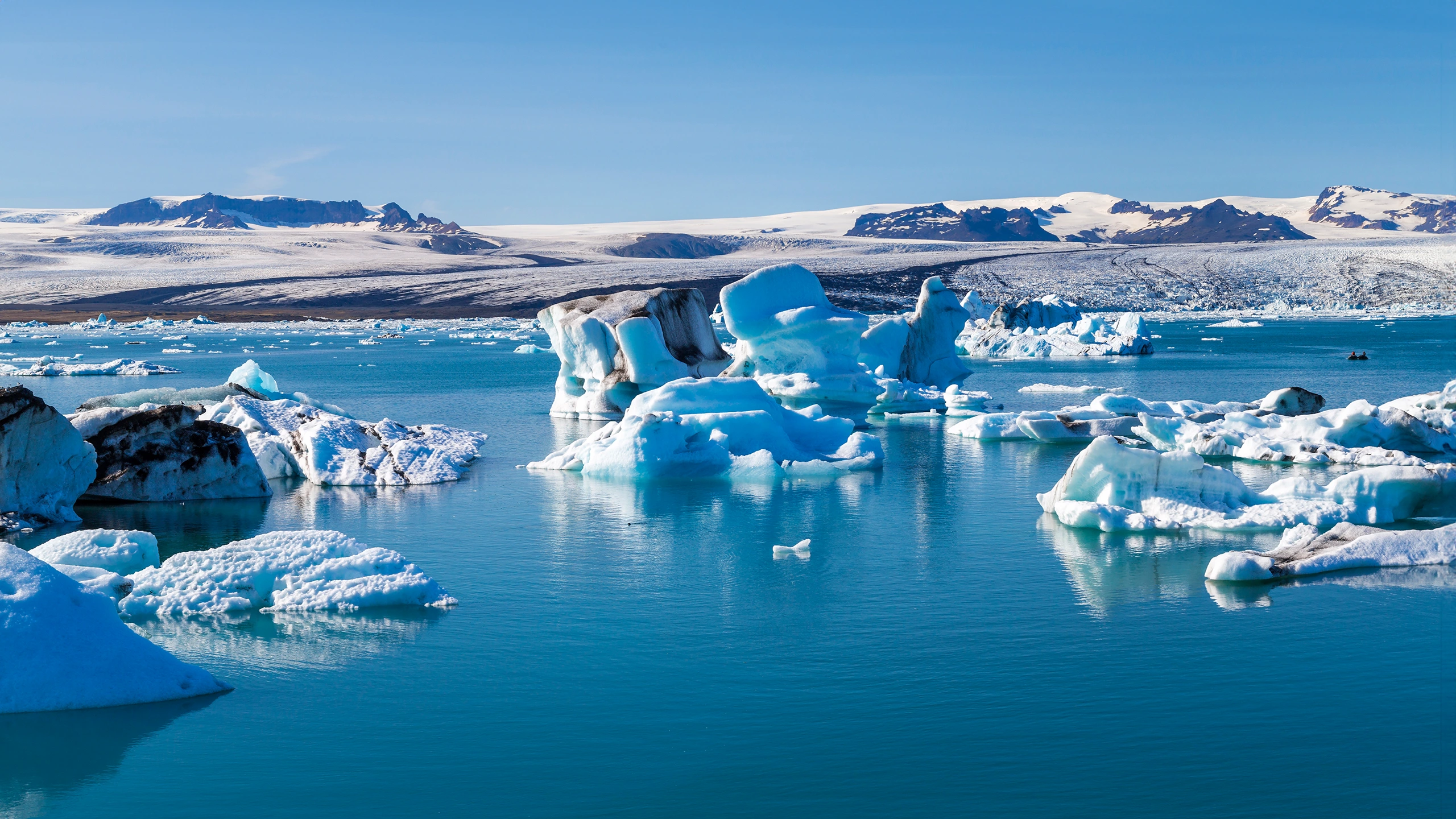 Icebergs flotando en la laguna glaciar Jökulsárlón con glaciar al fondo en Islandia