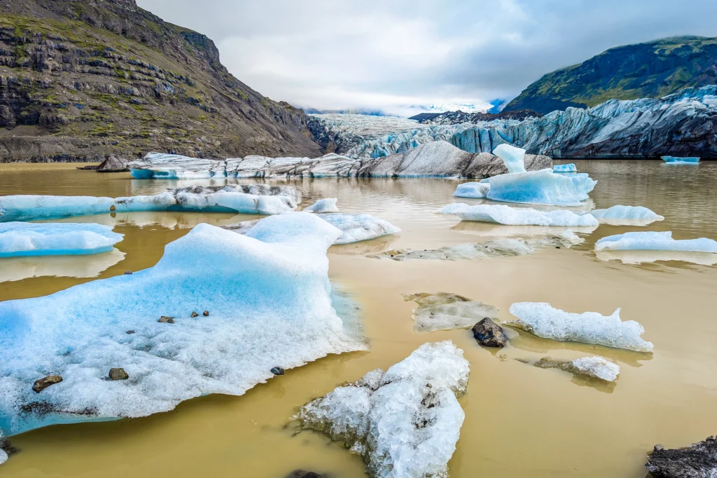 Laguna glaciar con bloques de hielo flotando en Vatnajökull, Islandia
