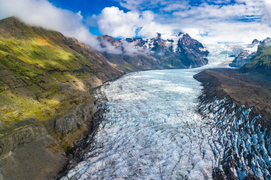 Lengua glaciar de Vatnajökull rodeada de montañas y nubes en Islandia