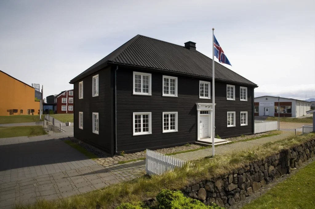 Norwegian House en Stykkishólmur, edificio histórico negro con bandera de Islandia
