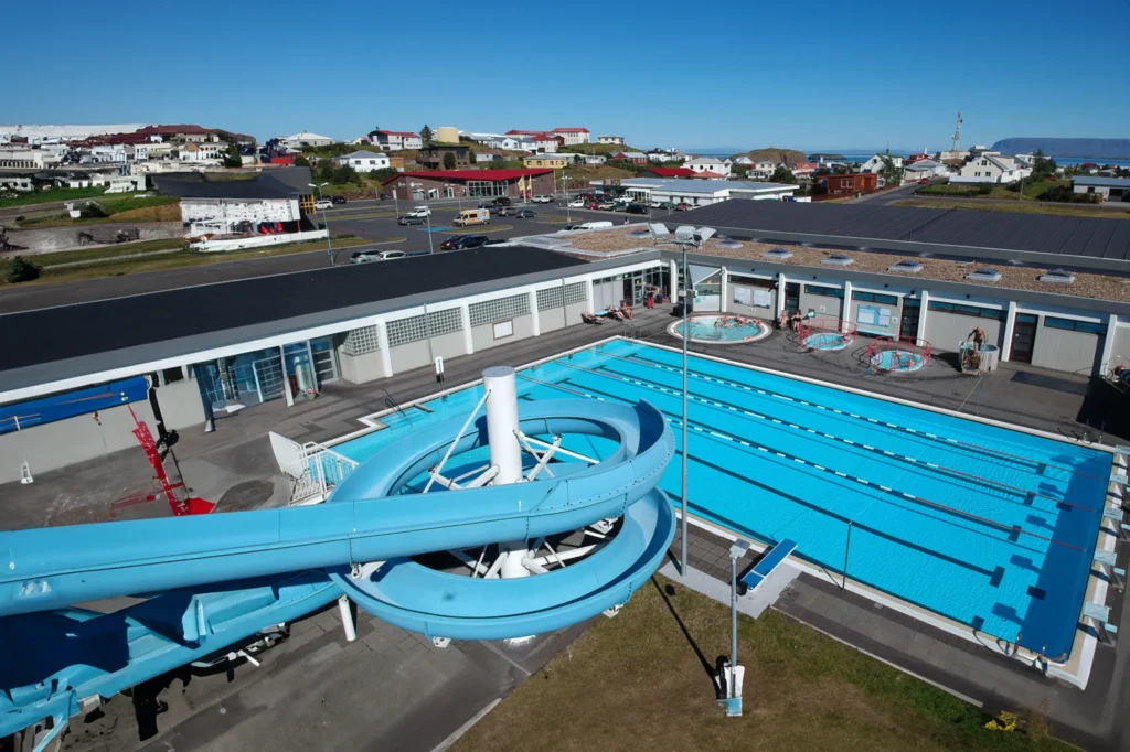 Piscina geotermal de Stykkishólmur con tobogán y piscinas al aire libre en Islandia