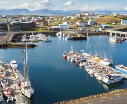 Puerto de Stykkishólmur con barcos pesqueros y casas de colores en Islandia