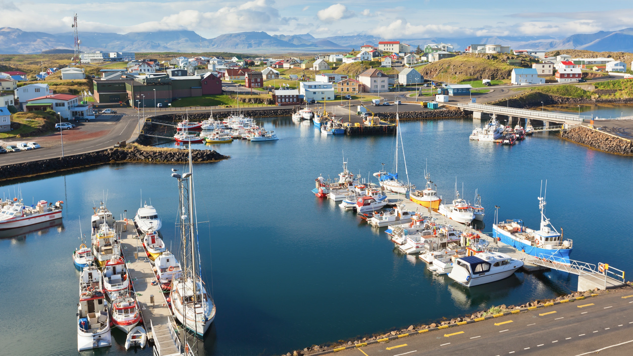Puerto de Stykkishólmur con barcos pesqueros y casas de colores en Islandia