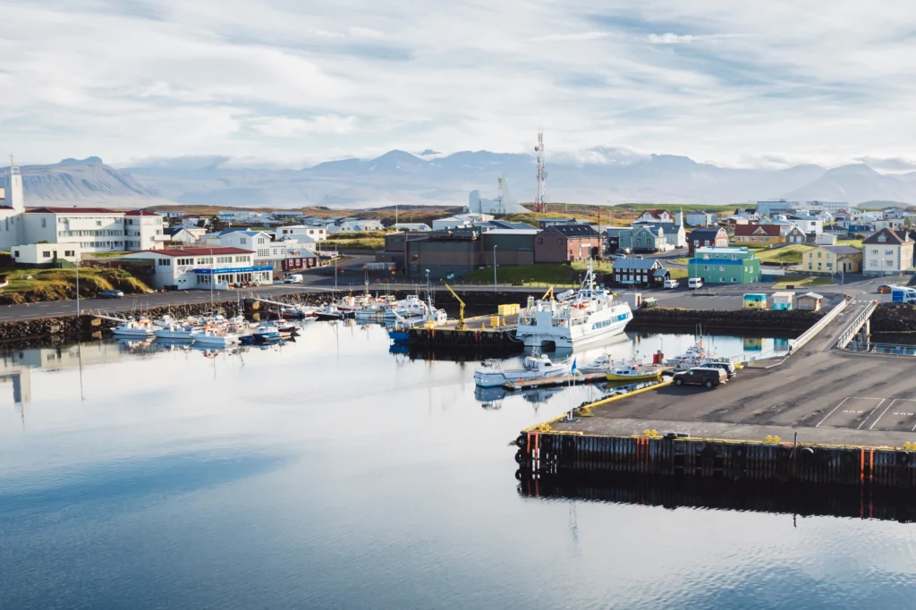 Puerto de Stykkishólmur con barcos pesqueros y casas de colores en Islandia