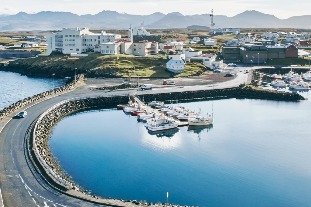 Puerto de Stykkishólmur con barcos pesqueros y vista del pueblo en Islandia