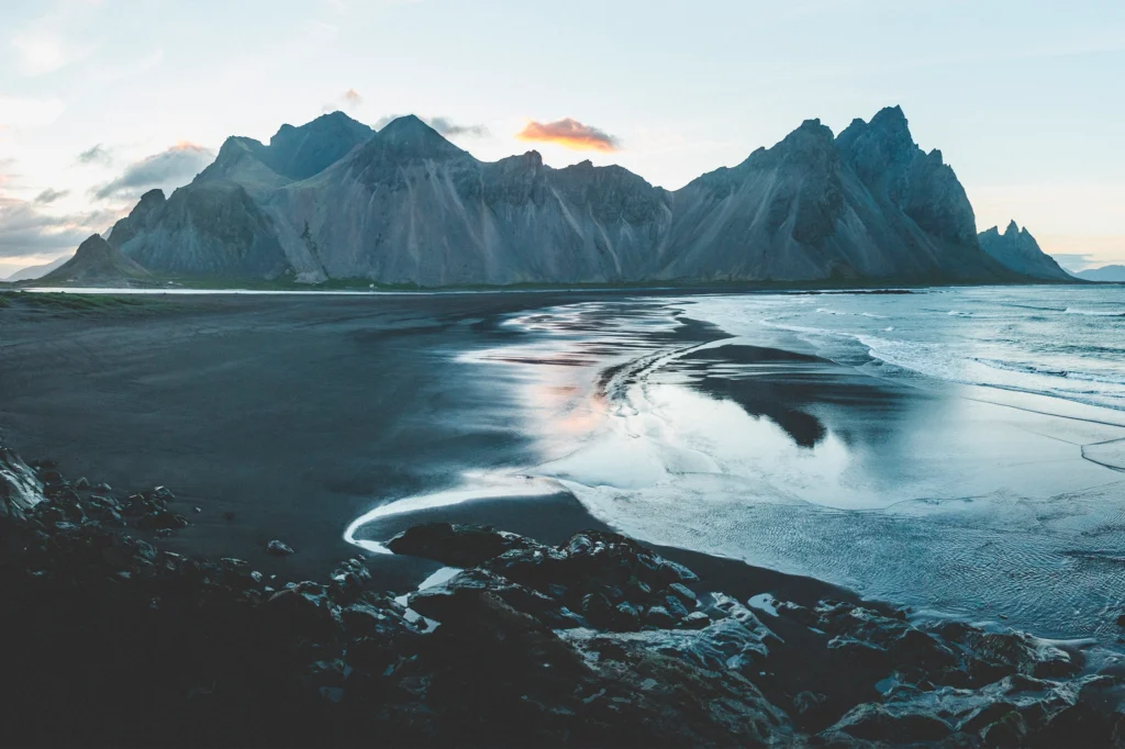 Playa de arena negra en Stokksnes con Vestrahorn al atardecer en Islandia