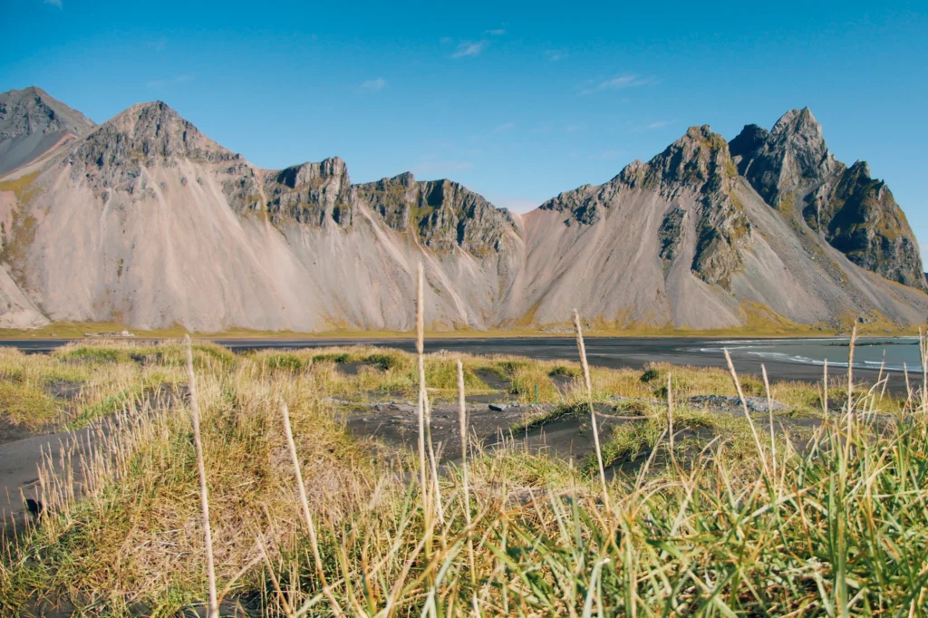 Montañas de Vestrahorn en Stokksnes con dunas y vegetación en Islandia