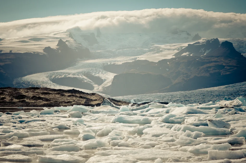 Glaciar Vatnajökull con laguna de deshielo y bloques de hielo flotante en paisaje volcánico de Islandia