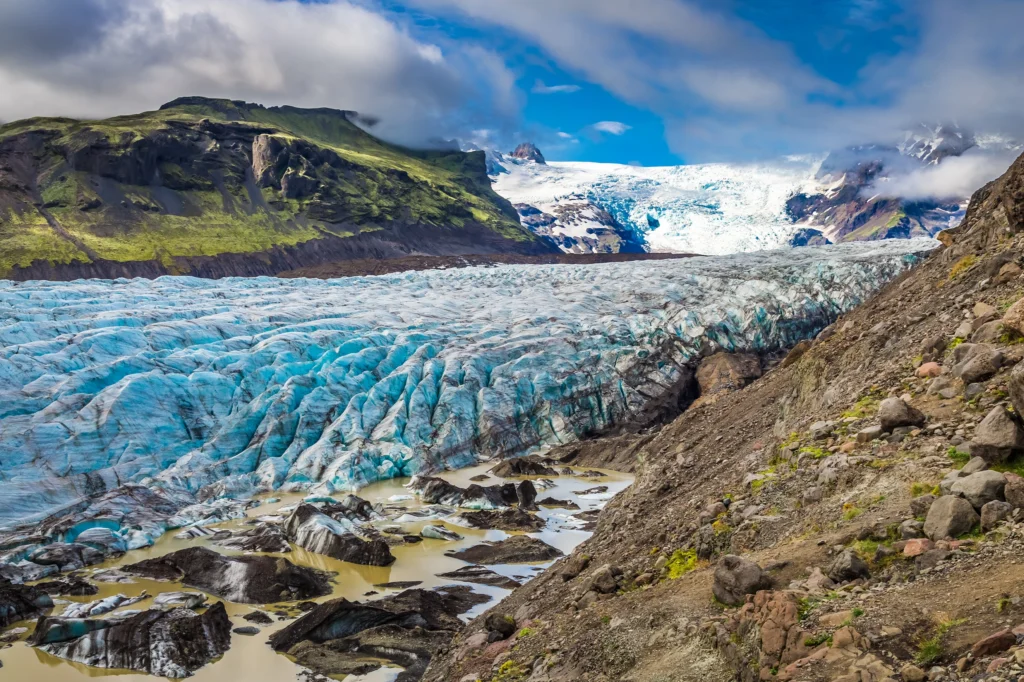 Glaciar Vatnajökull en Islandia con lengua glaciar, lagunas de deshielo y montañas volcánicas alrededor