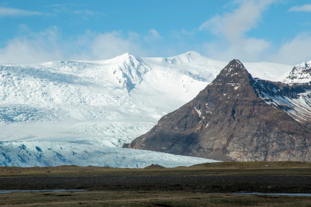 Glaciar Vatnajökull con montaña rocosa y cumbres nevadas en el sur de Islandia