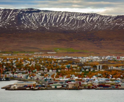 Vista de Akureyri en Islandia con el fiordo Eyjafjörður y montañas nevadas al fondo
