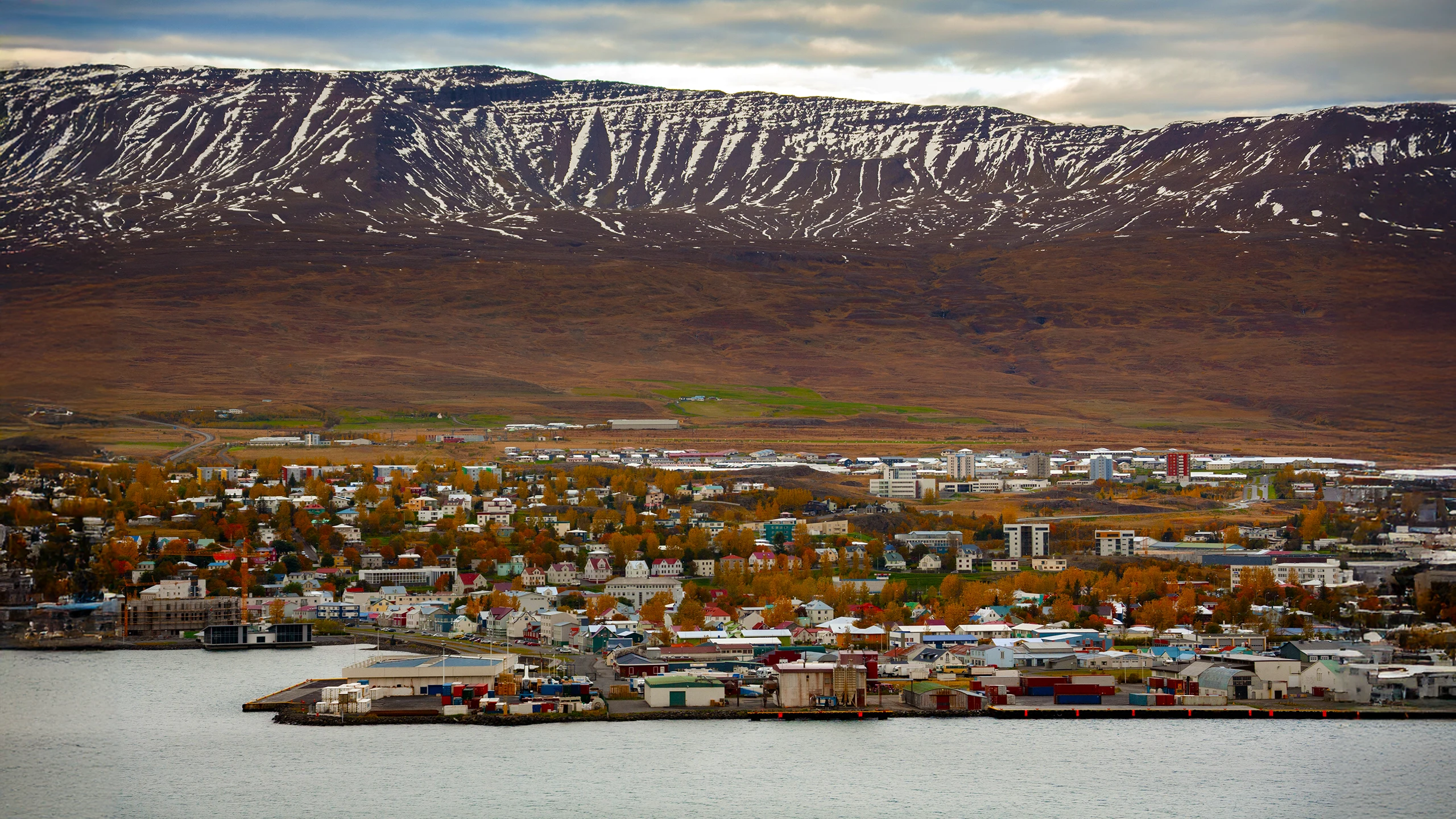 Vista de Akureyri en Islandia con el fiordo Eyjafjörður y montañas nevadas al fondo