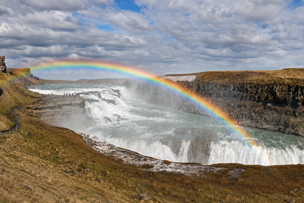 Arcoíris sobre la cascada Gullfoss en Islandia con cañón y río glacial