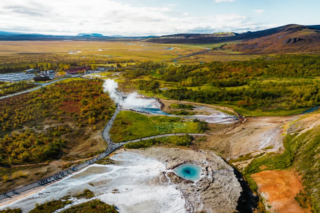 Vista aérea del área geotérmica de Geysir con pozas termales y senderos en Islandia