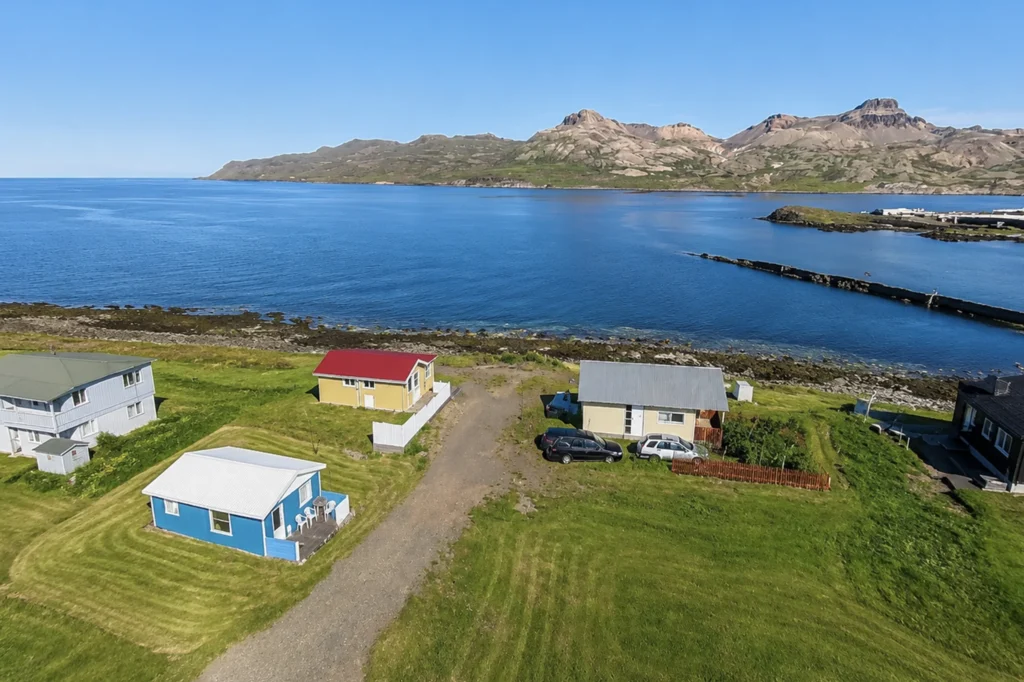 Casas junto al mar en Borgarfjörður Eystri con montañas y costa del este de Islandia