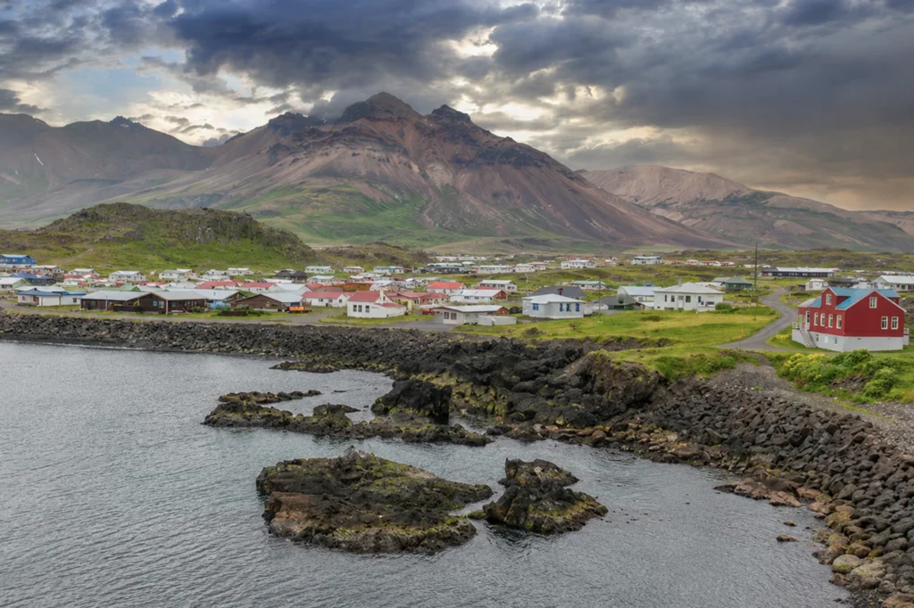 Pueblo costero en Borgarfjörður Eystri con montañas volcánicas y costa rocosa en Islandia