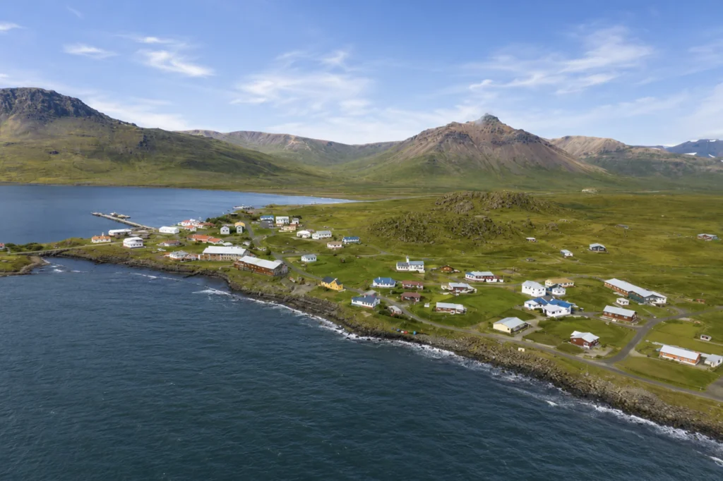 Vista aérea de Borgarfjörður Eystri con pueblo costero, montañas y mar en el este de Islandia