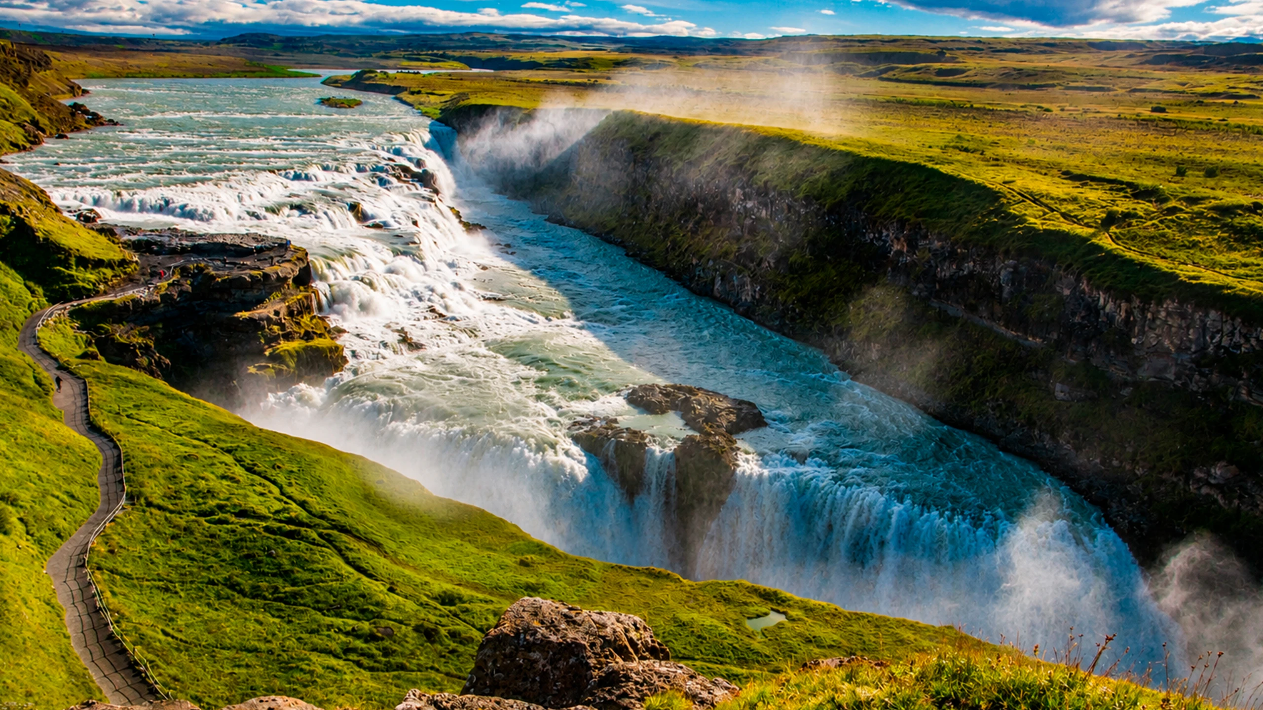Cascada Gullfoss en Islandia con vista panorámica del cañón y el río Hvítá en el Círculo Dorado