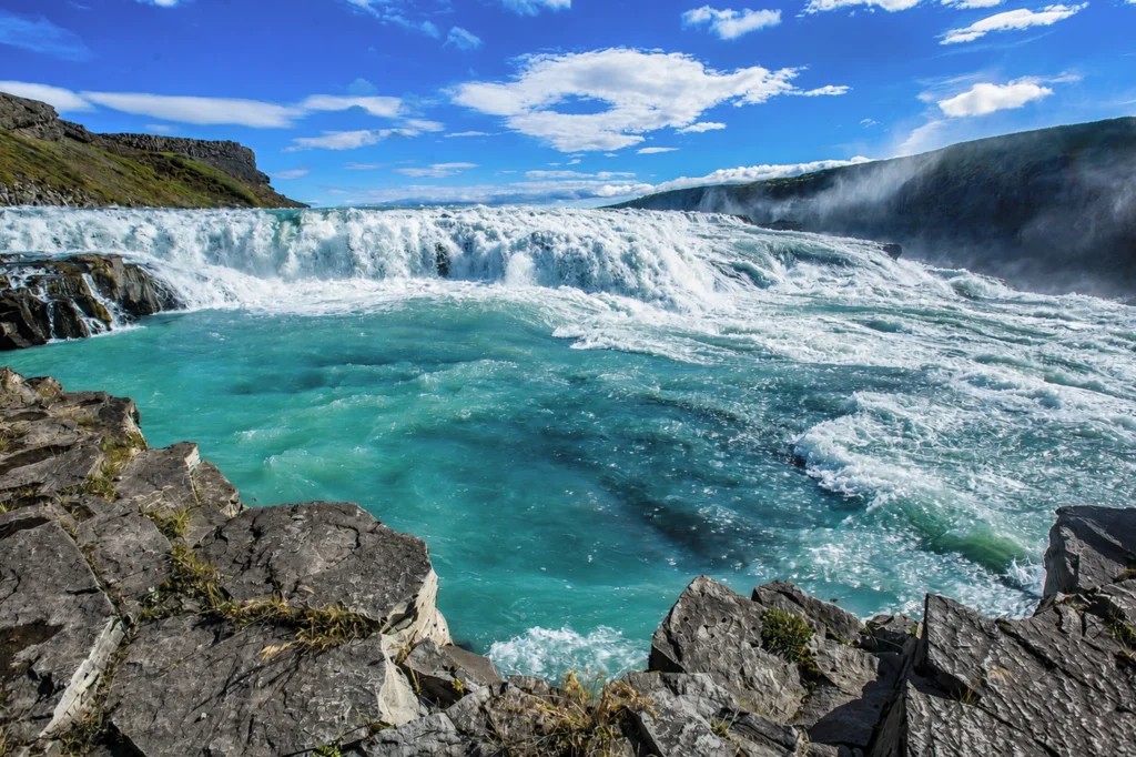 Cascada Gullfoss en Islandia con agua turquesa y fuerte corriente en paisaje volcánico