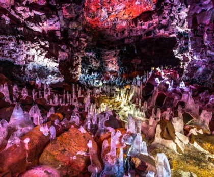 Cueva de lava Raufarhólshellir en Islandia con formaciones de hielo iluminadas