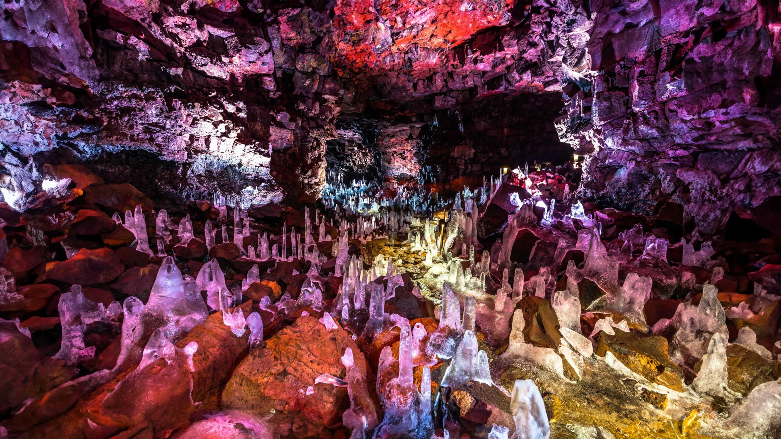 Cueva de lava Raufarhólshellir en Islandia con formaciones de hielo iluminadas