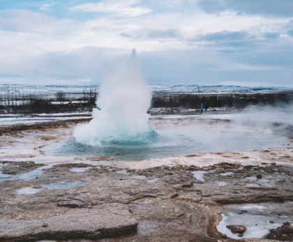 Erupción del géiser Strokkur en Geysir Islandia con vapor y agua en invierno