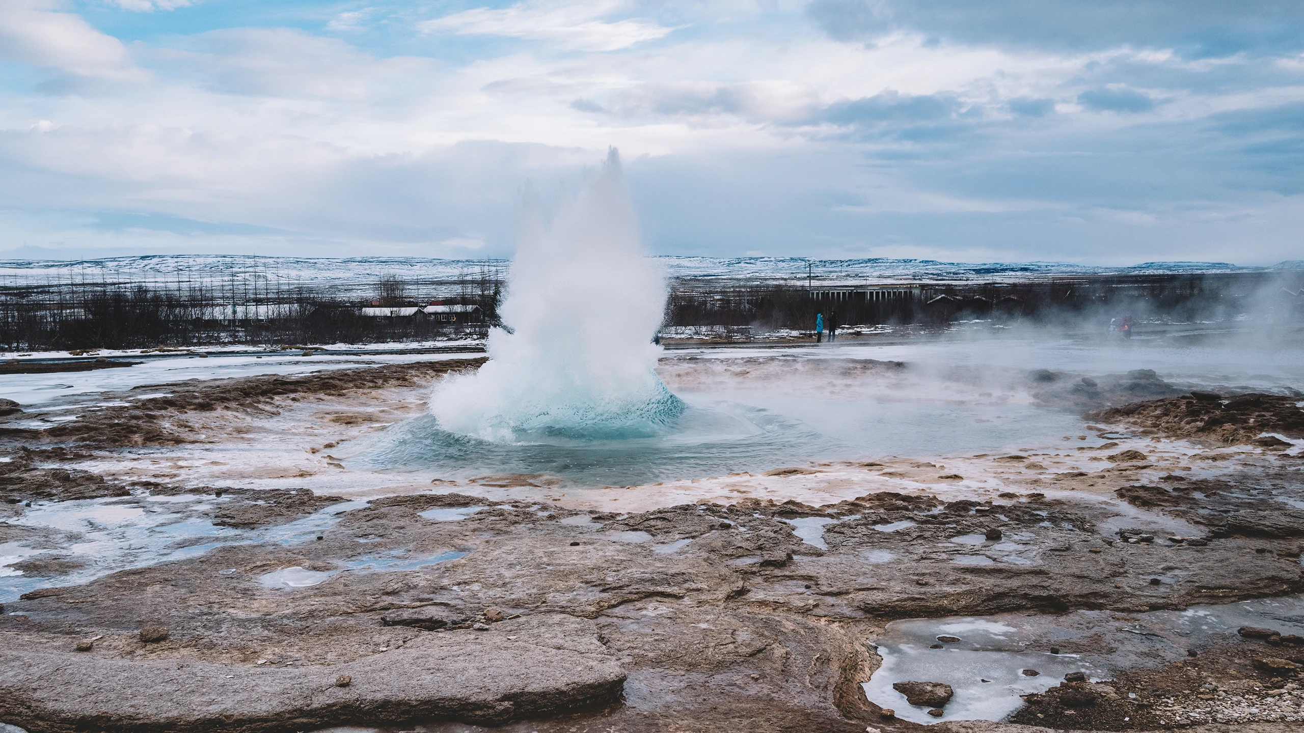 Erupción del géiser Strokkur en Geysir Islandia con vapor y agua en invierno
