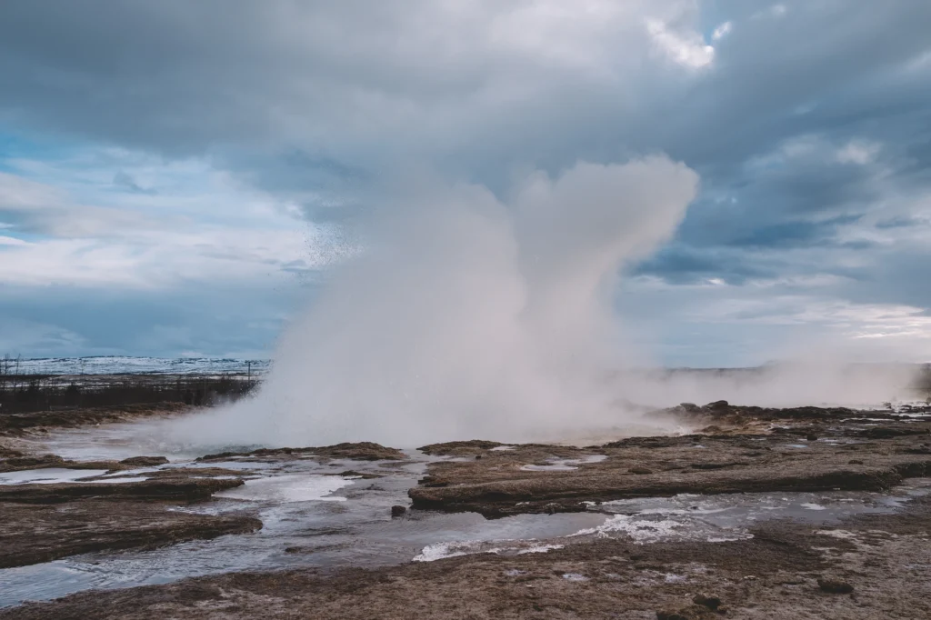 Erupción del géiser Strokkur en Geysir Islandia con gran columna de agua y vapor