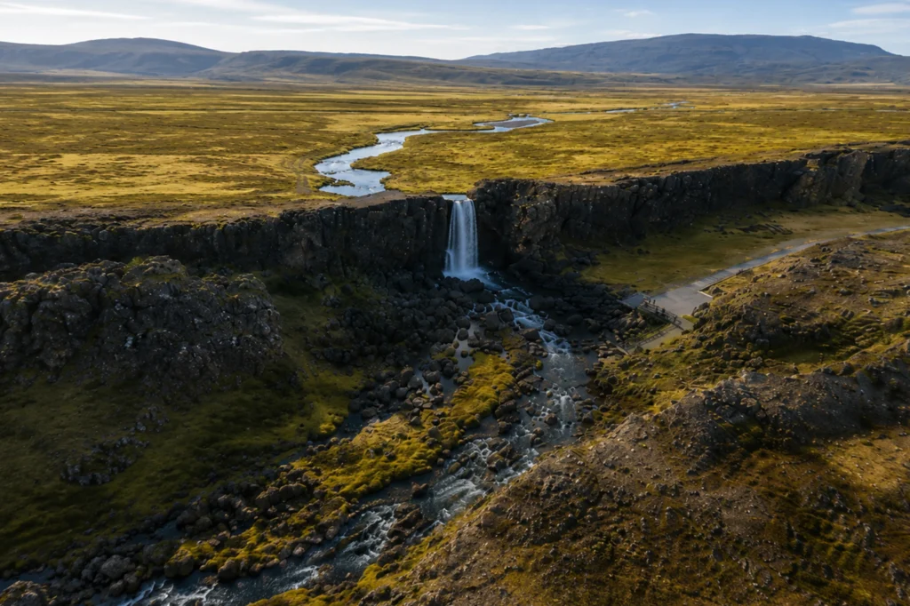 Vista aérea de la cascada Öxarárfoss en Thingvellir con río serpenteante y paisaje volcánico