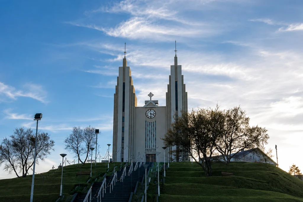 Iglesia Akureyrarkirkja en Akureyri, Islandia, con escalinata central y cielo al atardecer