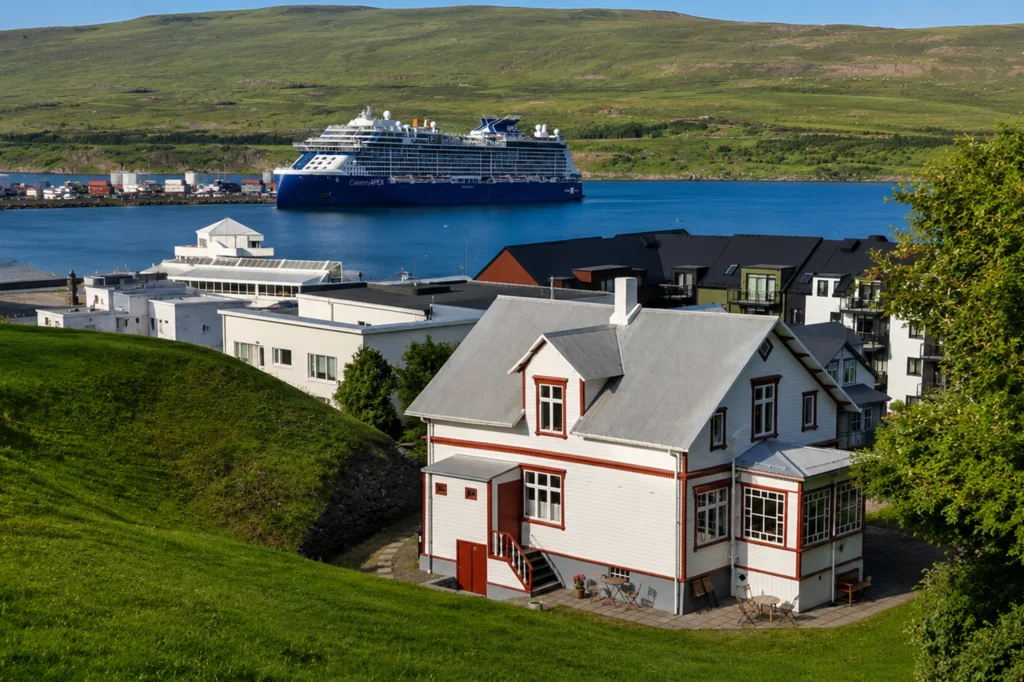 Casa típica de Akureyri con crucero en el fiordo Eyjafjörður al fondo, Islandia