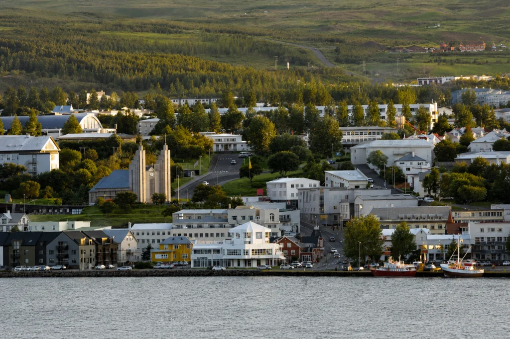 Vista de Akureyri con la iglesia Akureyrarkirkja, el puerto y el fiordo Eyjafjörður en Islandia